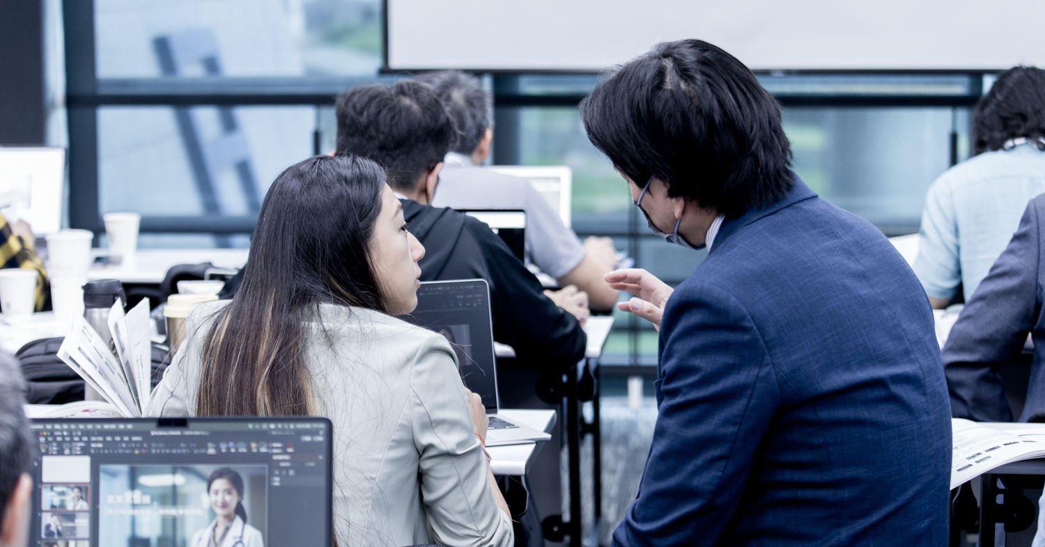 個人品牌工作坊課堂裡的一對一討論